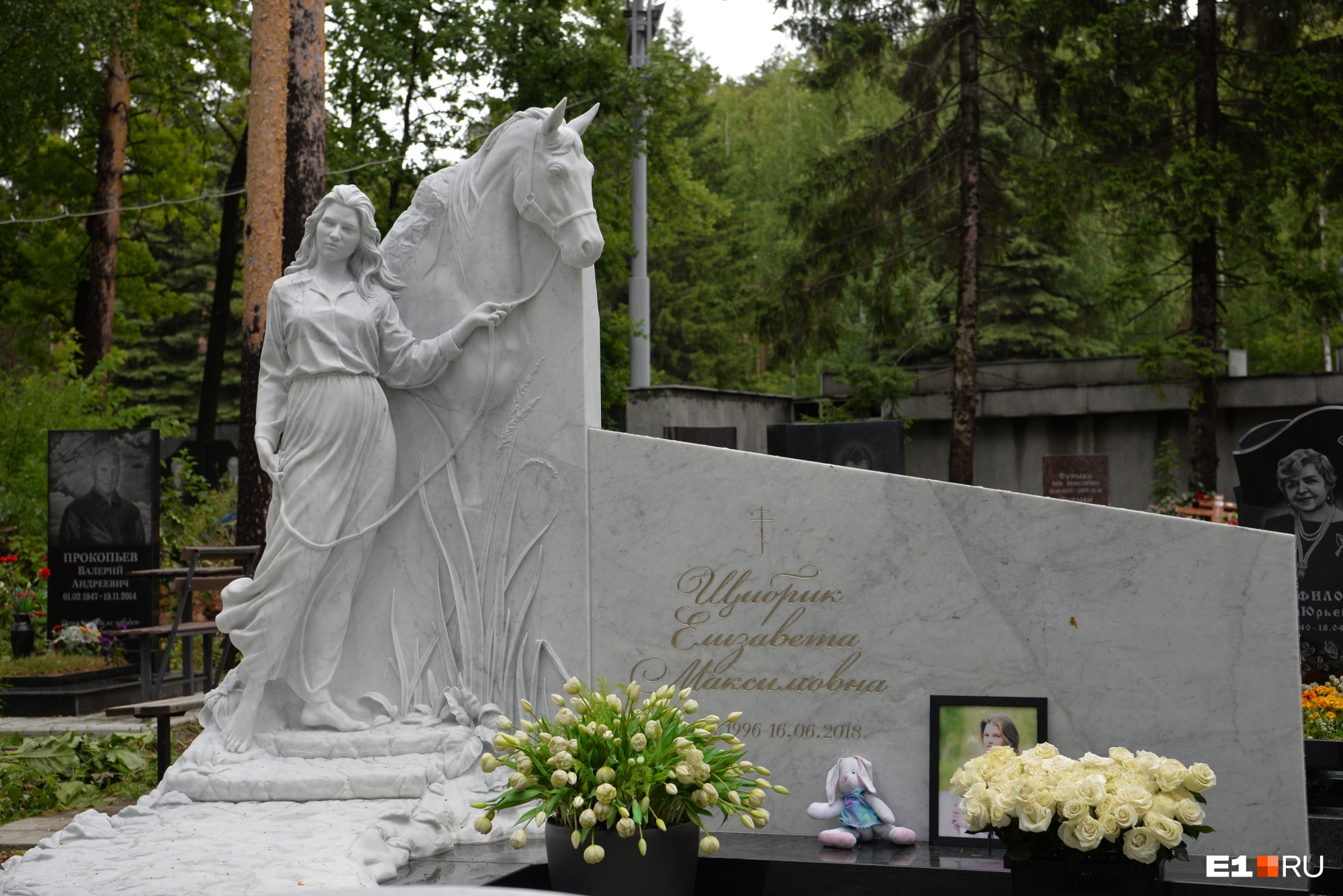 «Это произведение искусства»: на могиле погибшей в ДТП дочери вице-президента РМК установили роскошный памятник