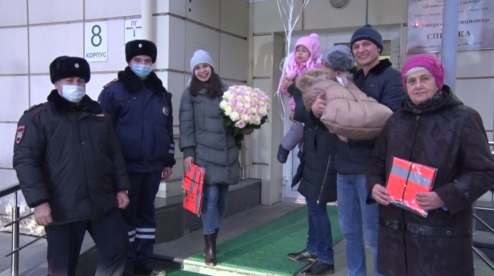 Карина и ее муж Алексей от всего сердца поблагодарили полицейских за неоценимую помощь<br> Карина и ее муж Алексей от всего сердца поблагодарили полицейских за неоценимую помощь<br>