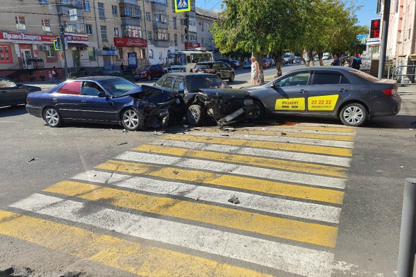 В Кургане рабочая неделя началась со столкновения трёх автомобилей на одном из центральных перекрёстков В Кургане рабочая неделя началась со столкновения трёх автомобилей на одном из центральных перекрёстков