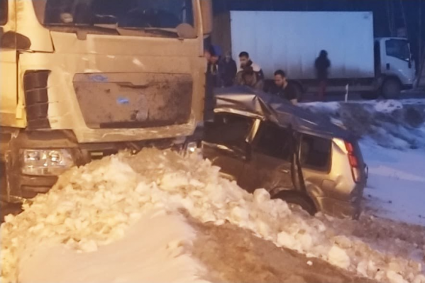 Одну из иномарок от удара сжало Одну из иномарок от удара сжало