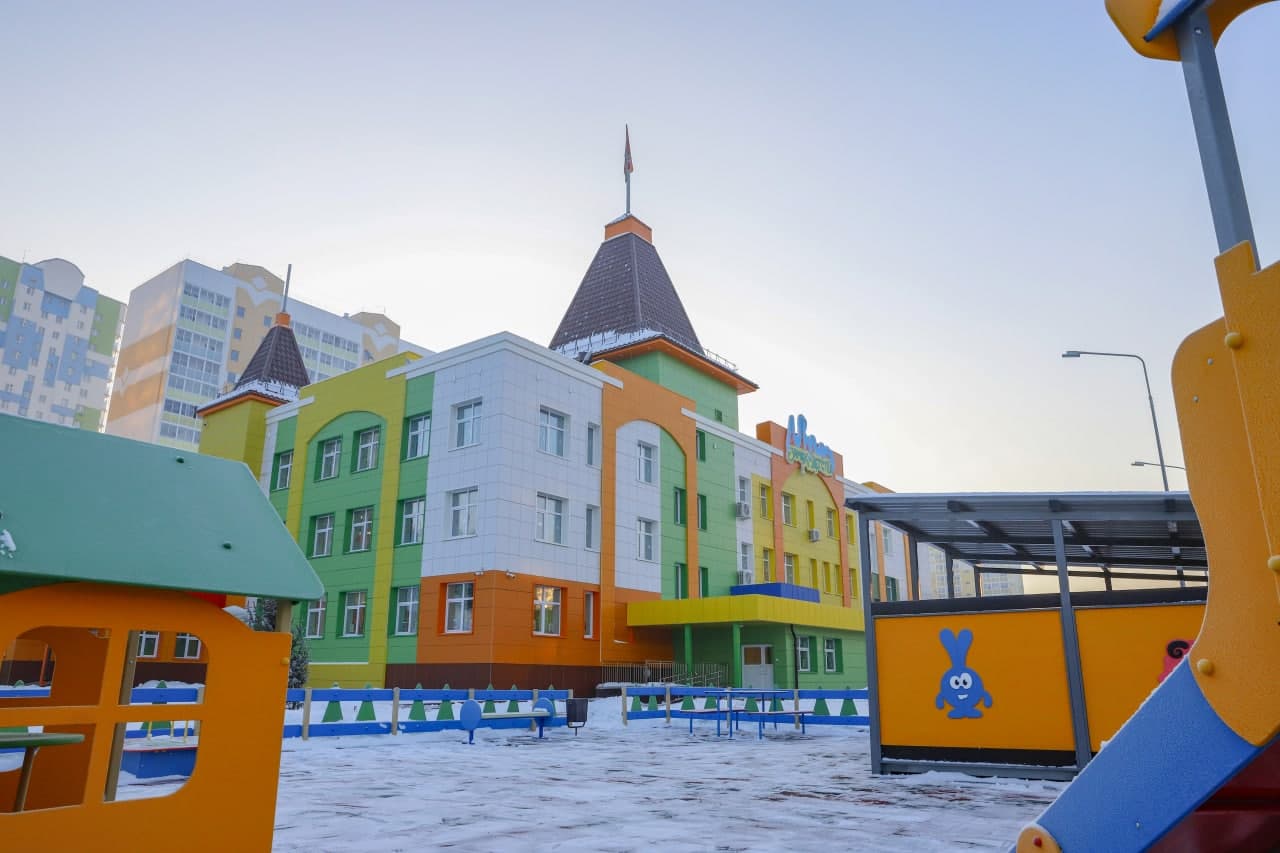 В центре Кемерово наконец-то открыли новый детсад с бассейном. Показываем фото