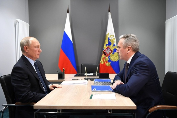 После разговора с Путиным Моор остался в Тобольске, чтобы провести рабочие встречи с другими чиновниками. Им вместе теперь нужно выполнить поручения президента После разговора с Путиным Моор остался в Тобольске, чтобы провести рабочие встречи с другими чиновниками. Им вместе теперь нужно выполнить поручения президента