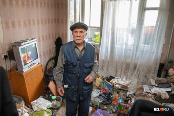 Пенсионер жил в одной квартире с сыном, который его избивал Пенсионер жил в одной квартире с сыном, который его избивал