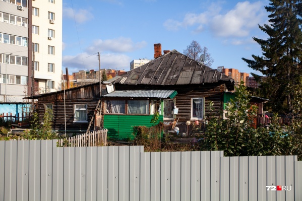 Собеседница уверяет, что у мужчины нет постоянного места работы и он пользуется жилплощадью, которая принадлежит не ему Собеседница уверяет, что у мужчины нет постоянного места работы и он пользуется жилплощадью, которая принадлежит не ему