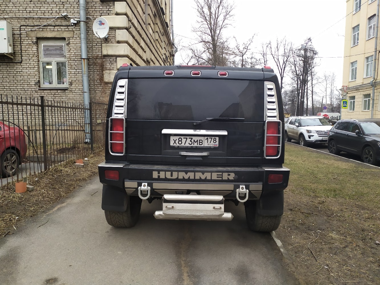 «Хам на Hummer» на Петроградке вытеснил пешеходов с тротуара