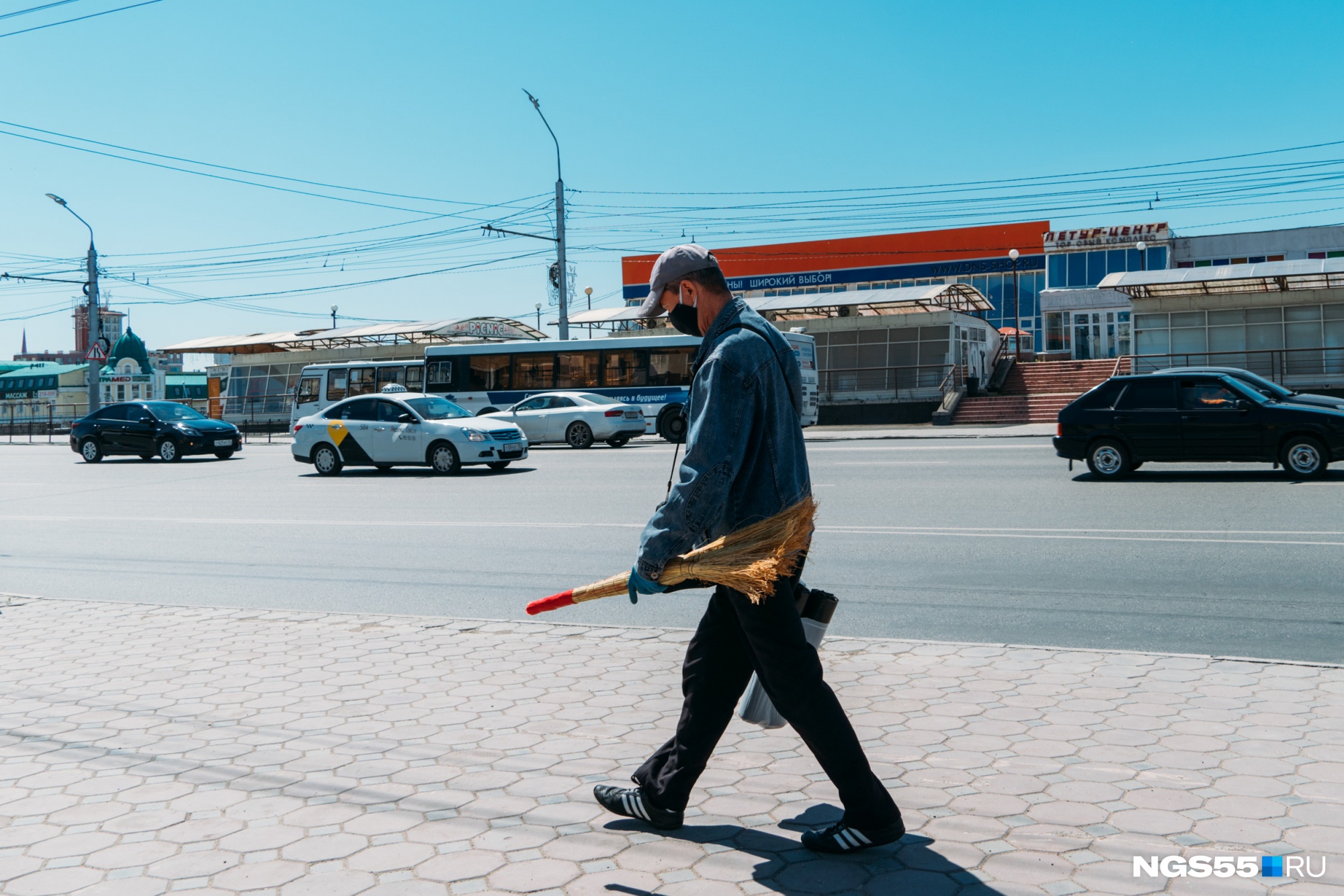 «В нашем городе нищенские зарплаты»: читатели — о том, почему люди покидают Омскую область