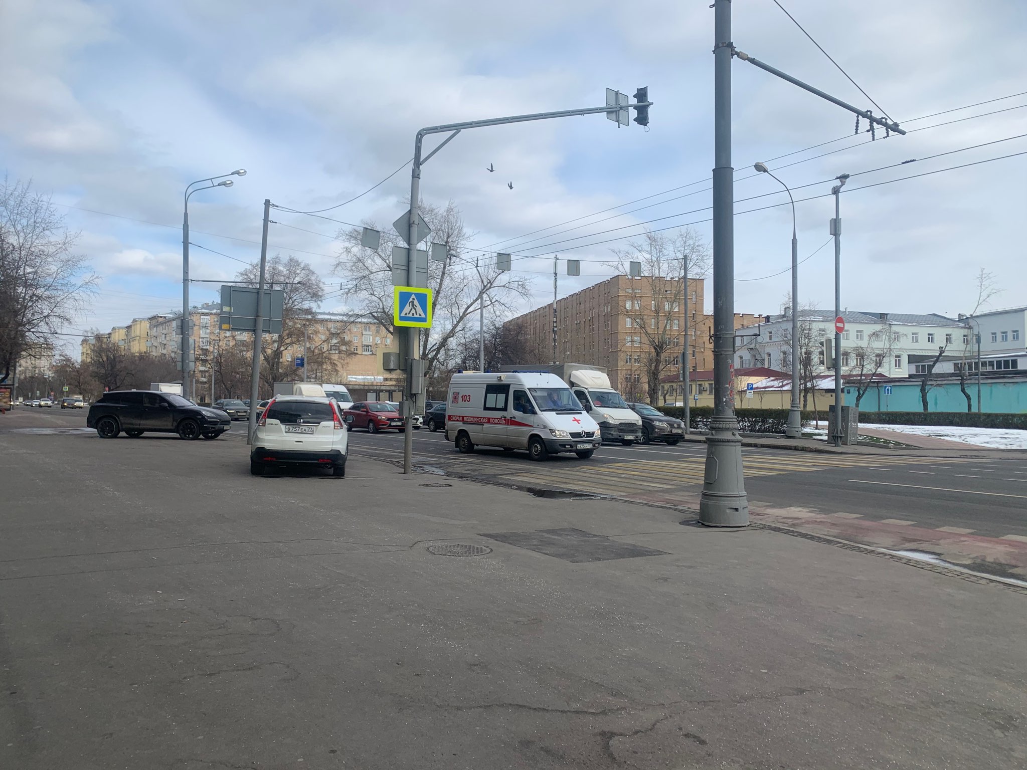 Скорые по Москве стали ездить чаще — или на них просто больше обращают внимание Скорые по Москве стали ездить чаще — или на них просто больше обращают внимание