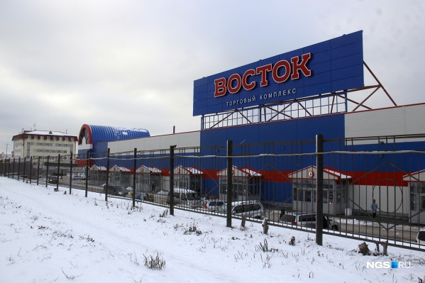 Въезд на парковку ТК «Восток» стал платным: охрана просит 100 рублей наличкой Въезд на парковку ТК «Восток» стал платным: охрана просит 100 рублей наличкой