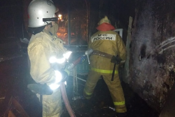 С огнем боролись пять бойцов личного состава спасателей, задействовали две пожарные машины