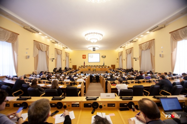 Областная дума пока работает очно, правда, депутатам придется рассредоточиться по залу Областная дума пока работает очно, правда, депутатам придется рассредоточиться по залу