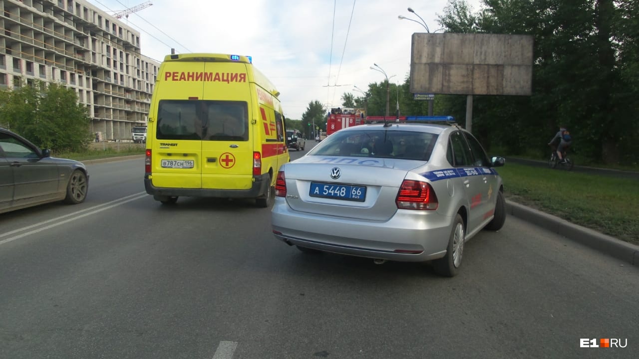 Трёх человек увезли в больницу Трёх человек увезли в больницу