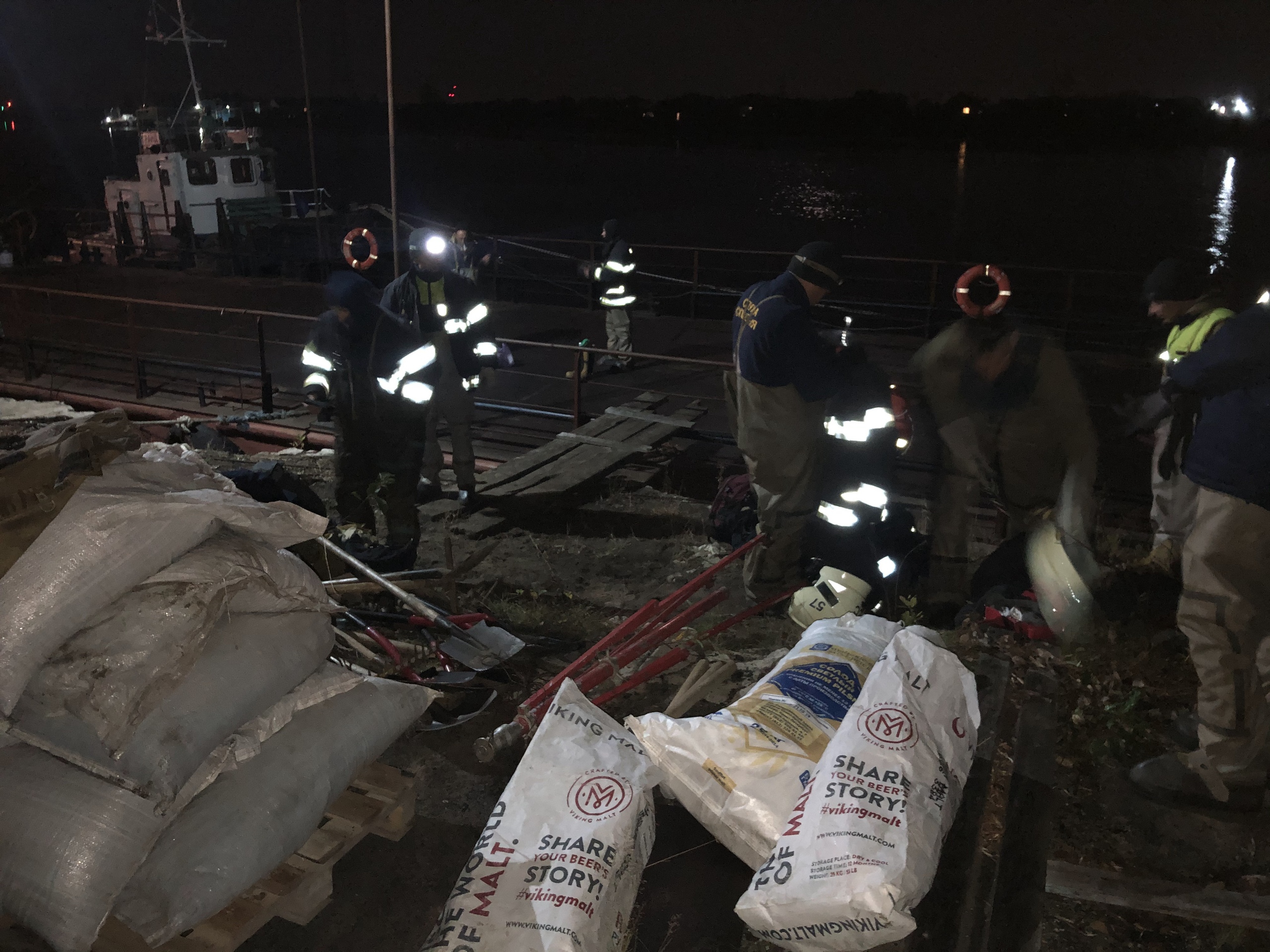 Спасатели собрали 135 мешков грунта с мазутом, но это не предел