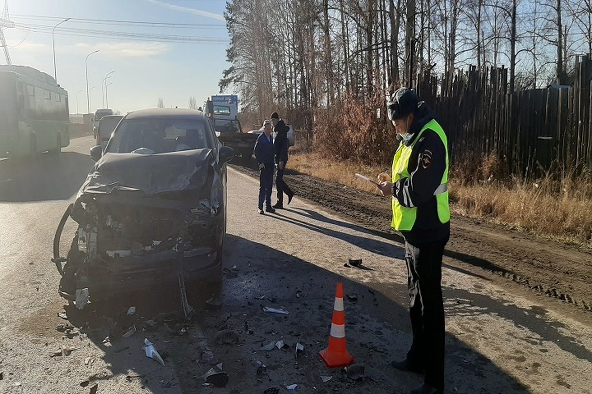 Под Екатеринбургом самосвал столкнулся с Mazda: в аварии пострадал 7-летний мальчик