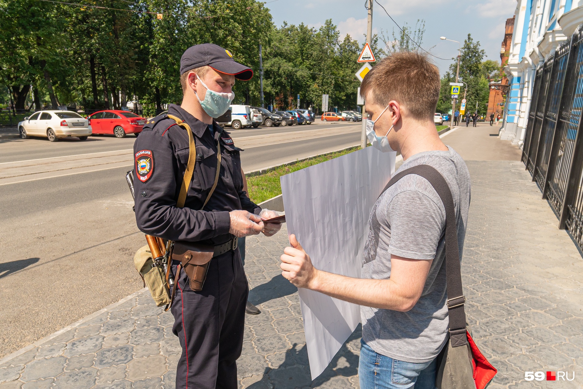 Полицейский показал документы, после чего задержал журналиста Полицейский показал документы, после чего задержал журналиста
