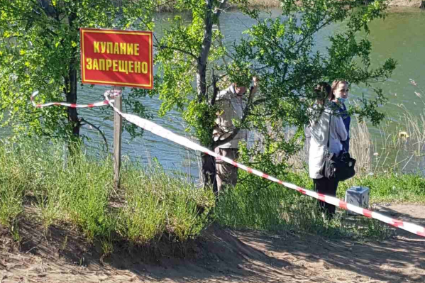 Дети купались в карьере, в котором прибавилось воды с наступлением паводка Дети купались в карьере, в котором прибавилось воды с наступлением паводка