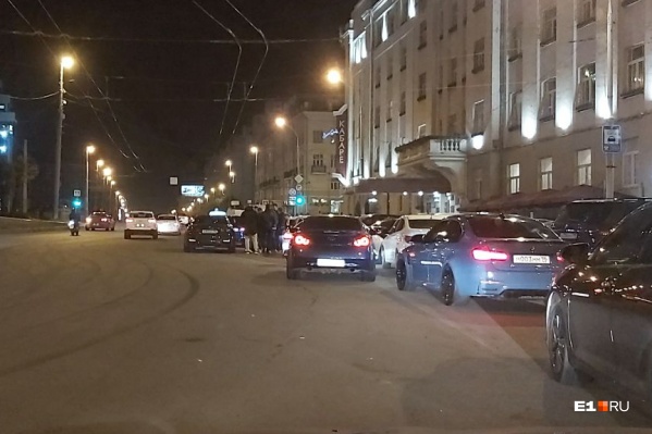 Подрифтовать собрались владельцы дорогих иномарок Подрифтовать собрались владельцы дорогих иномарок