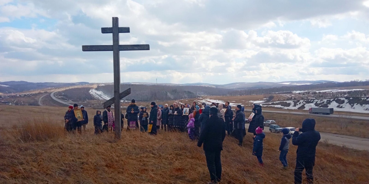 Верующие останавливались у крестов, расположенных на границе города