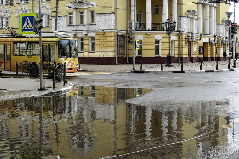 Вот уже много лет лужа на улице Пушкина стоит намертво, а ливнёвка совсем рядом, но принять воду никак не может из-за неправильного уклона Вот уже много лет лужа на улице Пушкина стоит намертво, а ливнёвка совсем рядом, но принять воду никак не может из-за неправильного уклона