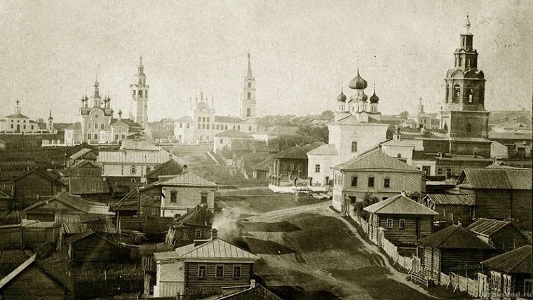 Старая фотография города: церквей было очень много