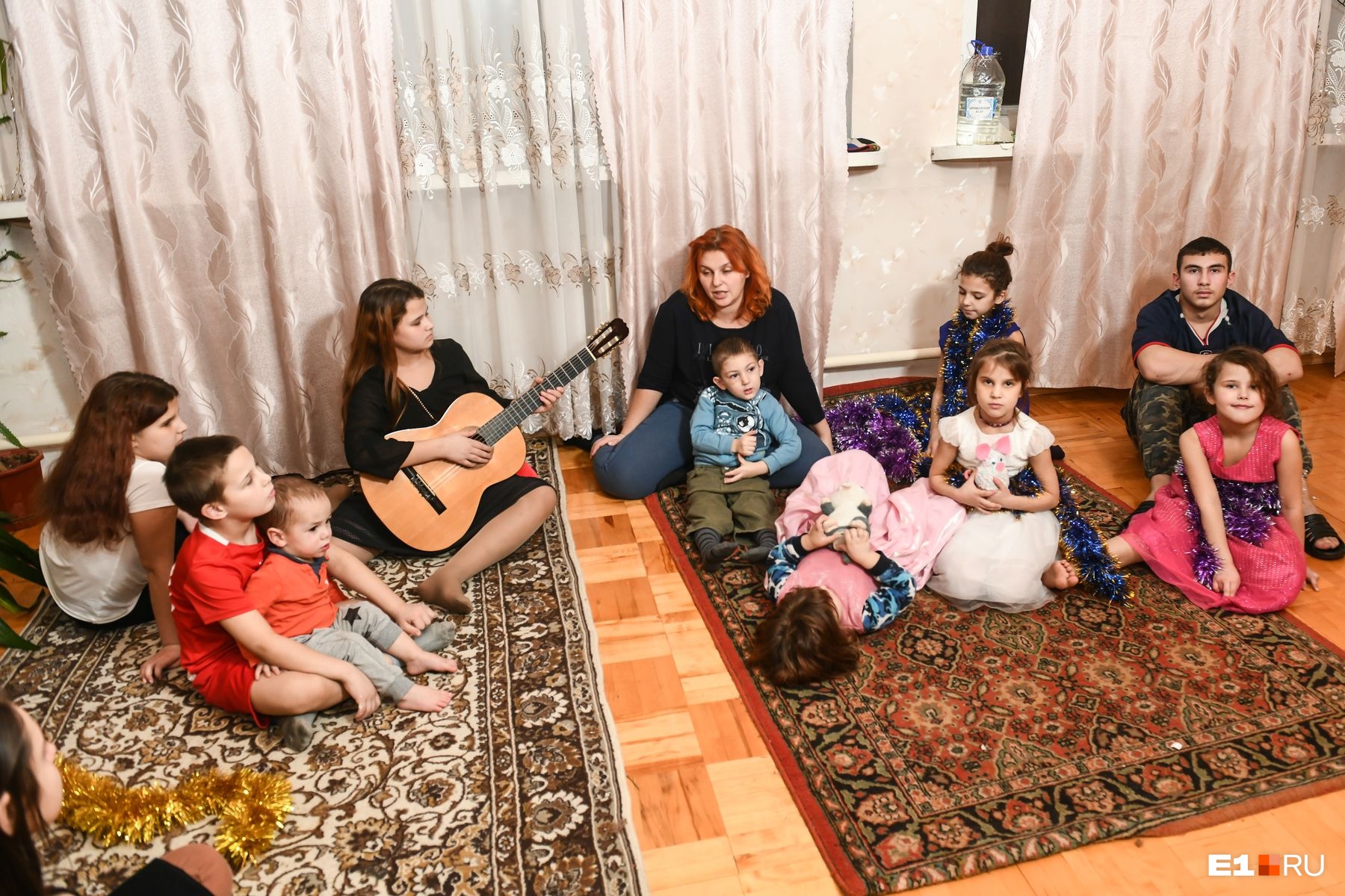 «Впервые поставили елку»: как встречает Новый год семья с 12 детьми, которой купил дом Алтушкин