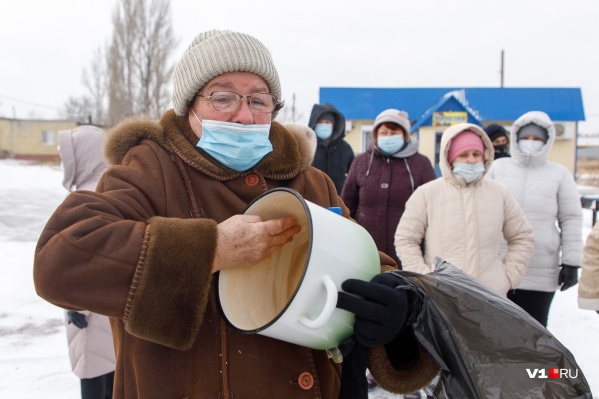 Такие следы вода в поселке оставляет на посуде Такие следы вода в поселке оставляет на посуде