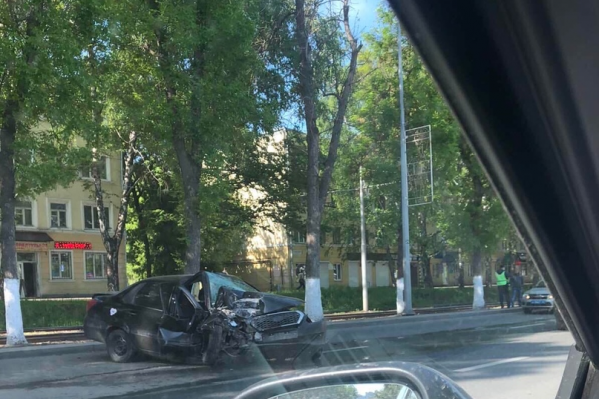 Бок автомобиля сильно искорежен Бок автомобиля сильно искорежен
