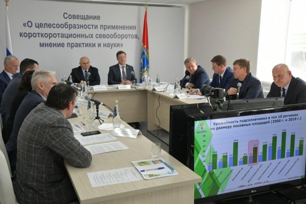 Замминистра сельского хозяйства и губернатор провели большое совещание с аграриями в режиме видеоконференции Замминистра сельского хозяйства и губернатор провели большое совещание с аграриями в режиме видеоконференции
