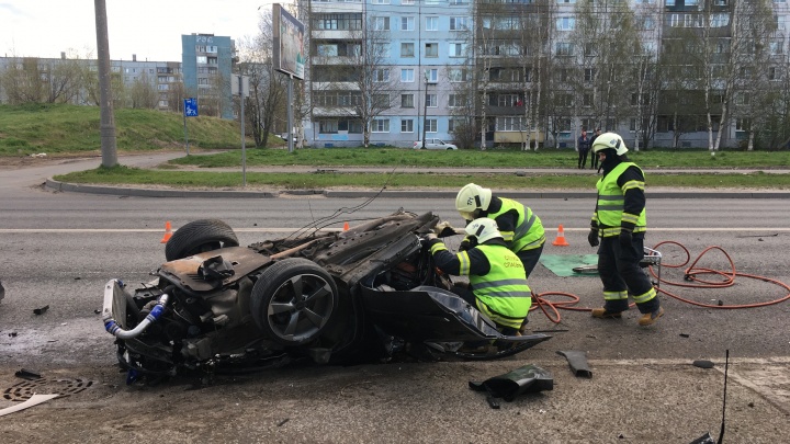 В ДТП в Архангельске погиб 33-летний мужчина. Его машина врезалась в фонарный столб
