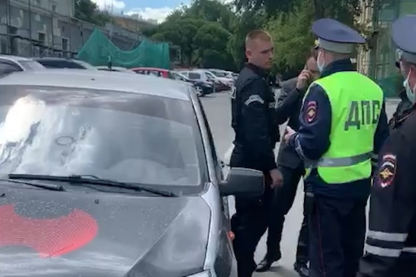 Для разрешения конфликта между сотрудниками мэрии и охранниками приехали полицейские и сотрудники ГИБДД Для разрешения конфликта между сотрудниками мэрии и охранниками приехали полицейские и сотрудники ГИБДД