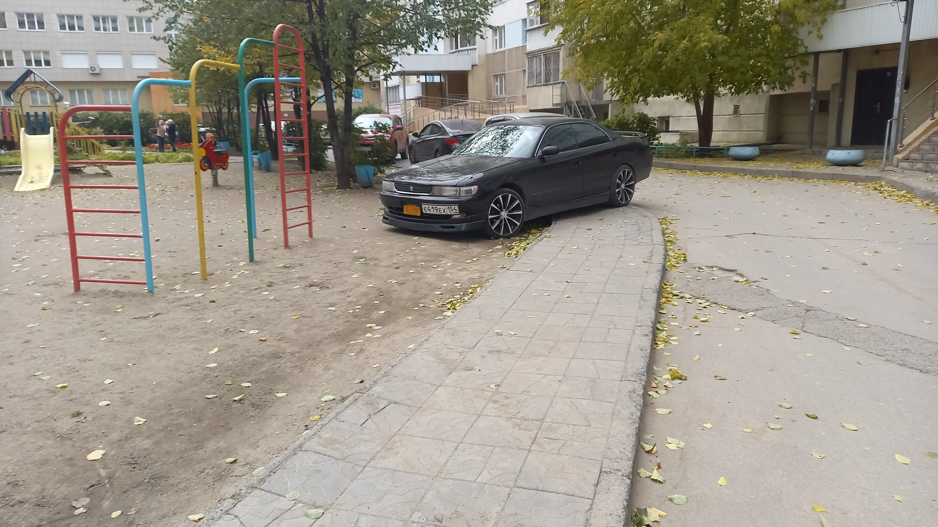 Заехал на детскую площадку Заехал на детскую площадку