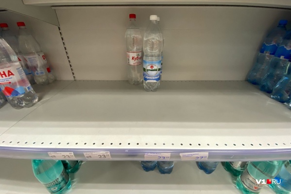 В соседних магазинах закончилась даже минералка В соседних магазинах закончилась даже минералка