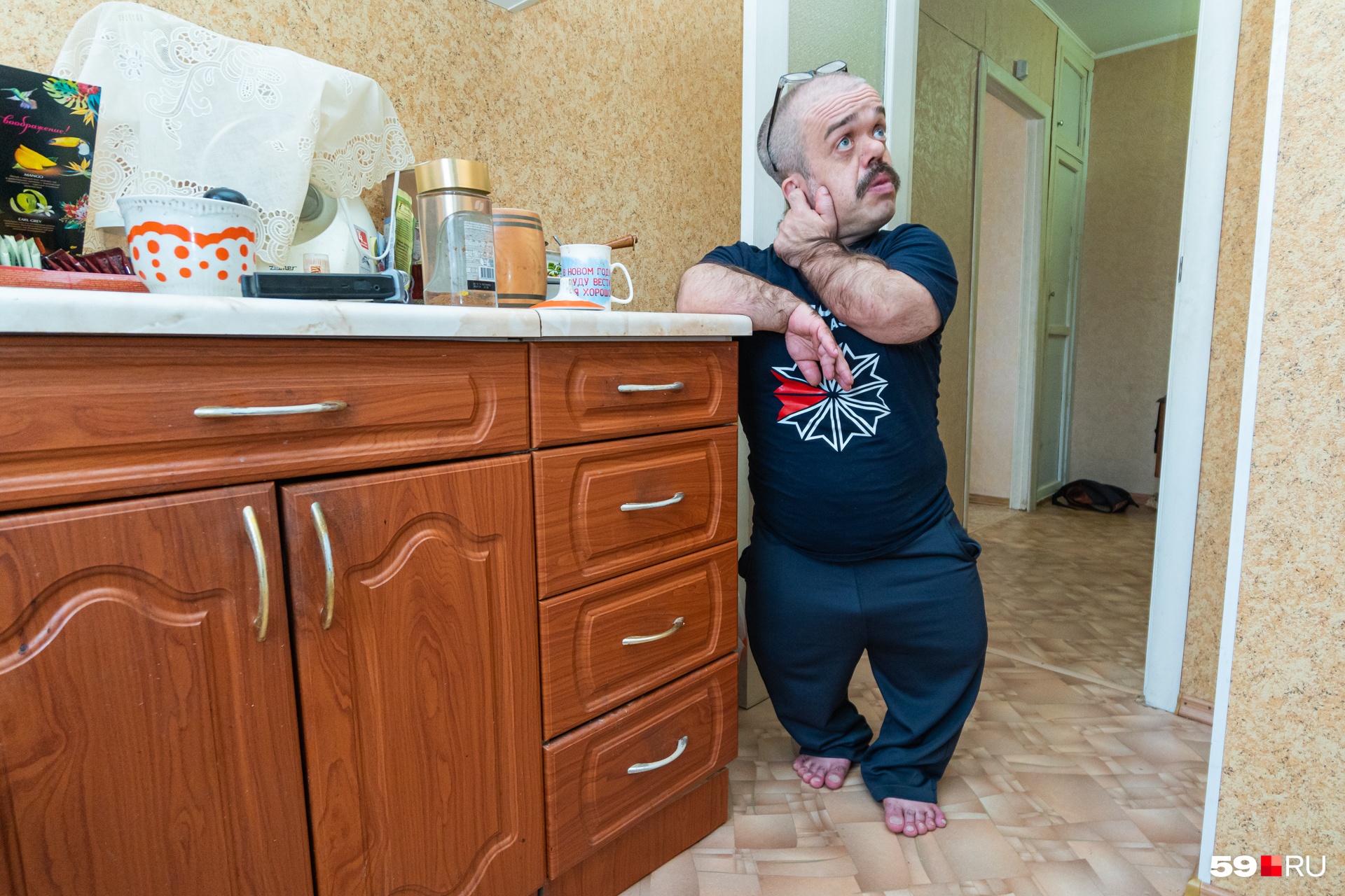 В квартире Алексей все приспособил под свой рост В квартире Алексей все приспособил под свой рост