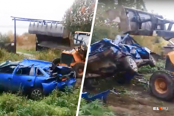 В поселке Калиново под Новоуральском трактор уничтожил старую иномарку В поселке Калиново под Новоуральском трактор уничтожил старую иномарку