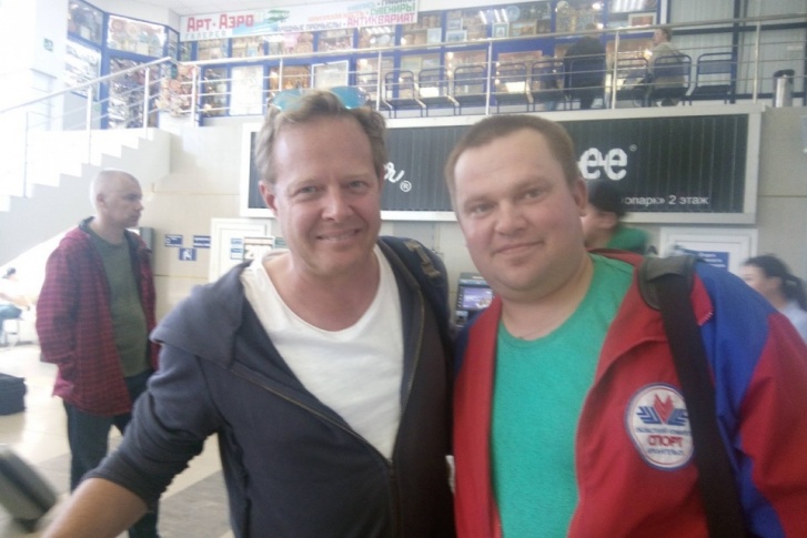 Северяне узнавали Джона Уоррена (слева) даже в аэропорту Архангельска и фотографировались с ним