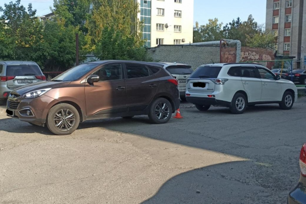 Жительница Кургана, зажатая между внедорожниками, получила травмы Жительница Кургана, зажатая между внедорожниками, получила травмы