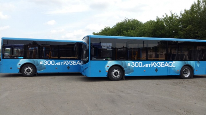 В Кузбасс приехали 15 новых автобусов. Они выйдут на маршруты в Юрге, Тяжине, Белове