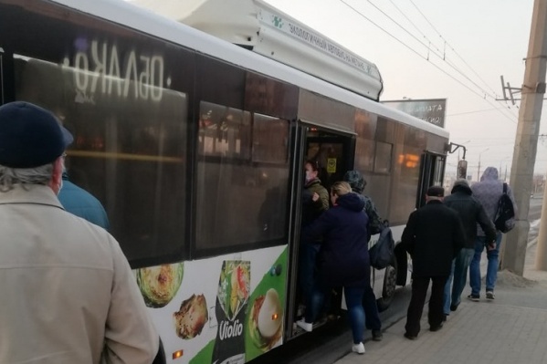 Спецрейсы автобусов забиты битком людьми Спецрейсы автобусов забиты битком людьми