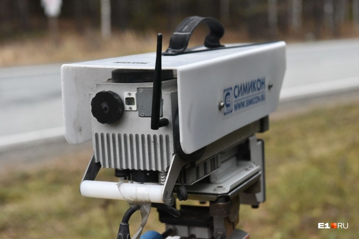 Уральских водителей стали предупреждать знаками о переносных камерах, которые ловят на скорость