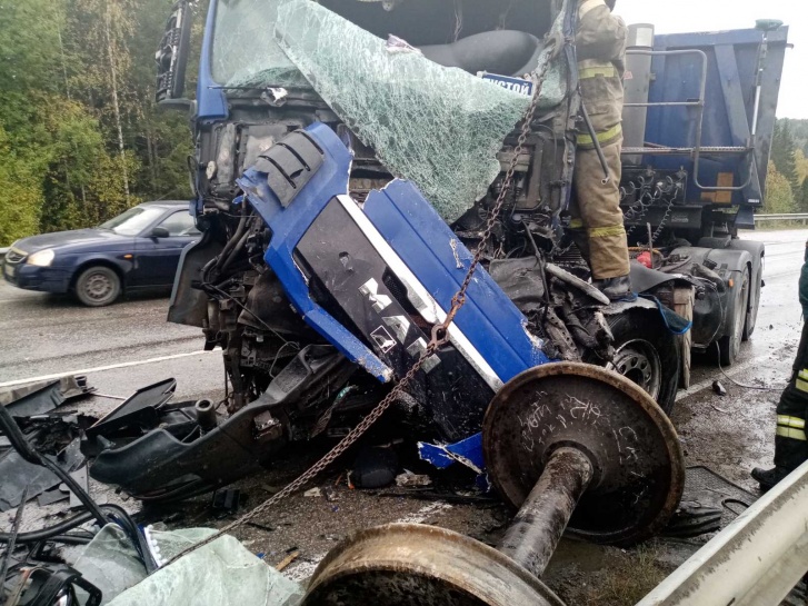 Начали тушить грузовик и вкололи обезболивающее: сотрудники ГУФСИН помогли пострадавшим в ДТП на трассе в Прикамье