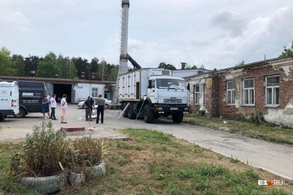 К 24-й больнице, в которой лечат пациентов с коронавирусом, подъехал мобильный морг К 24-й больнице, в которой лечат пациентов с коронавирусом, подъехал мобильный морг
