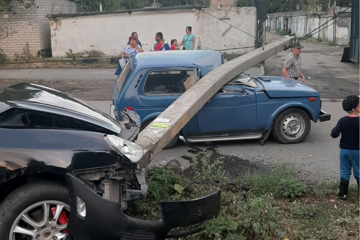 Водитель «Нивы» хотел повернуть в гаражи, когда на его машину рухнул столб
