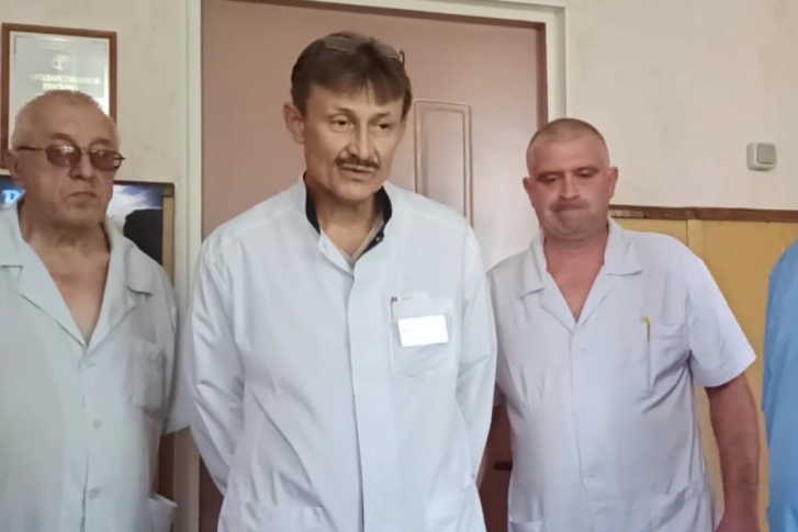 По словам заведующего хирургическим отделением Георгия Медведева, конфликт начался после появления нового главврача По словам заведующего хирургическим отделением Георгия Медведева, конфликт начался после появления нового главврача