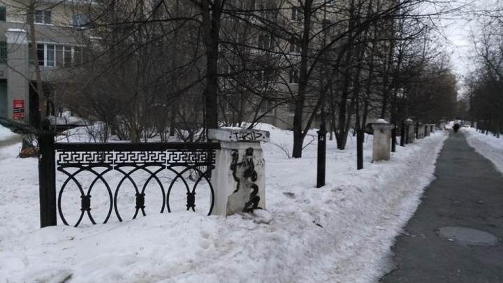 В центре Екатеринбурга продолжат работы в сквере, где старинный забор каслинского литья заменили на пластиковый