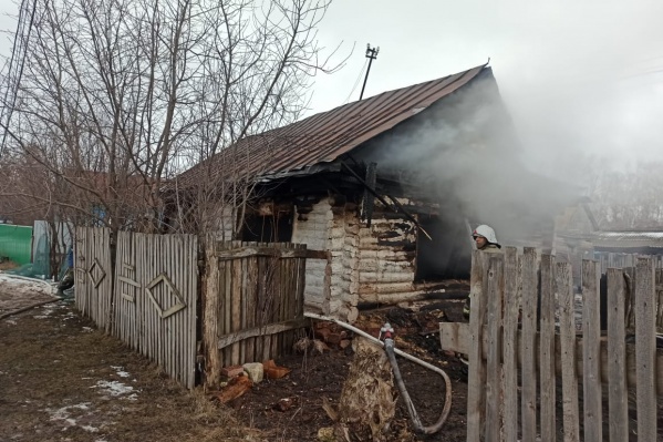 Пламя разыгралось в бревенчатом доме площадью 42 квадрата Пламя разыгралось в бревенчатом доме площадью 42 квадрата