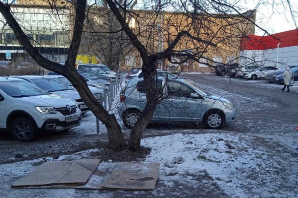 В этом дворе 4 декабря водитель пытался скрыться от полицейских В этом дворе 4 декабря водитель пытался скрыться от полицейских