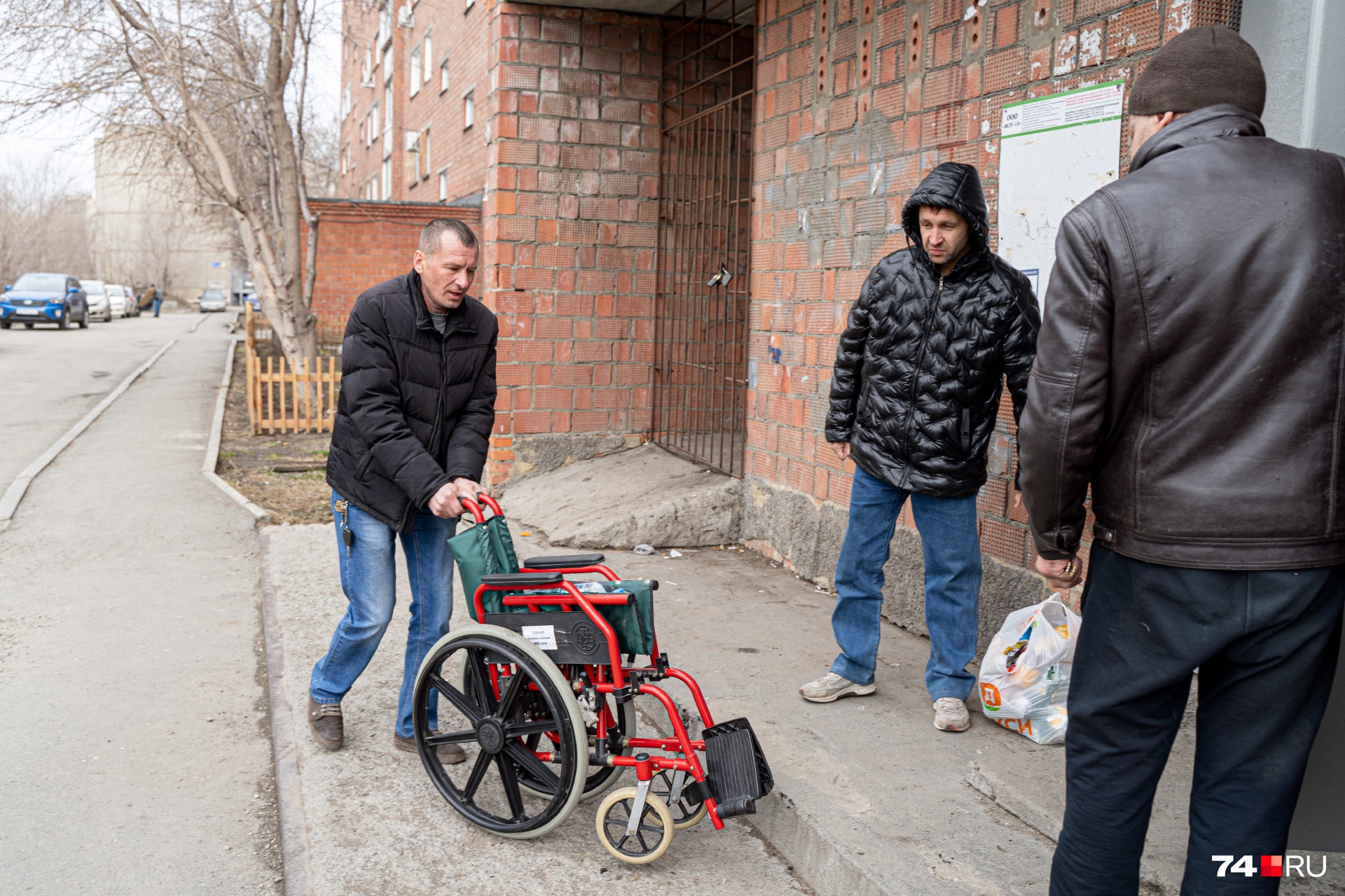 Ежедневно подниматься на второй этаж и спускаться вниз женщине помогают соседи Ежедневно подниматься на второй этаж и спускаться вниз женщине помогают соседи