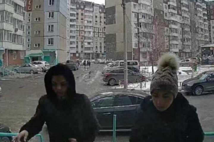 Лица цыганок попали на камеру домофона Лица цыганок попали на камеру домофона