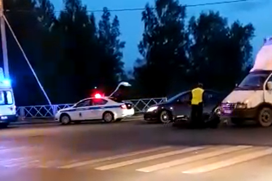 Пострадавшего мотоциклиста увезли в больницу Пострадавшего мотоциклиста увезли в больницу