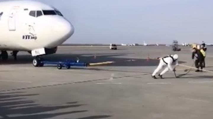 Самый сильный человек России Эльбрус Нигматуллин протащил 36-тонный самолет