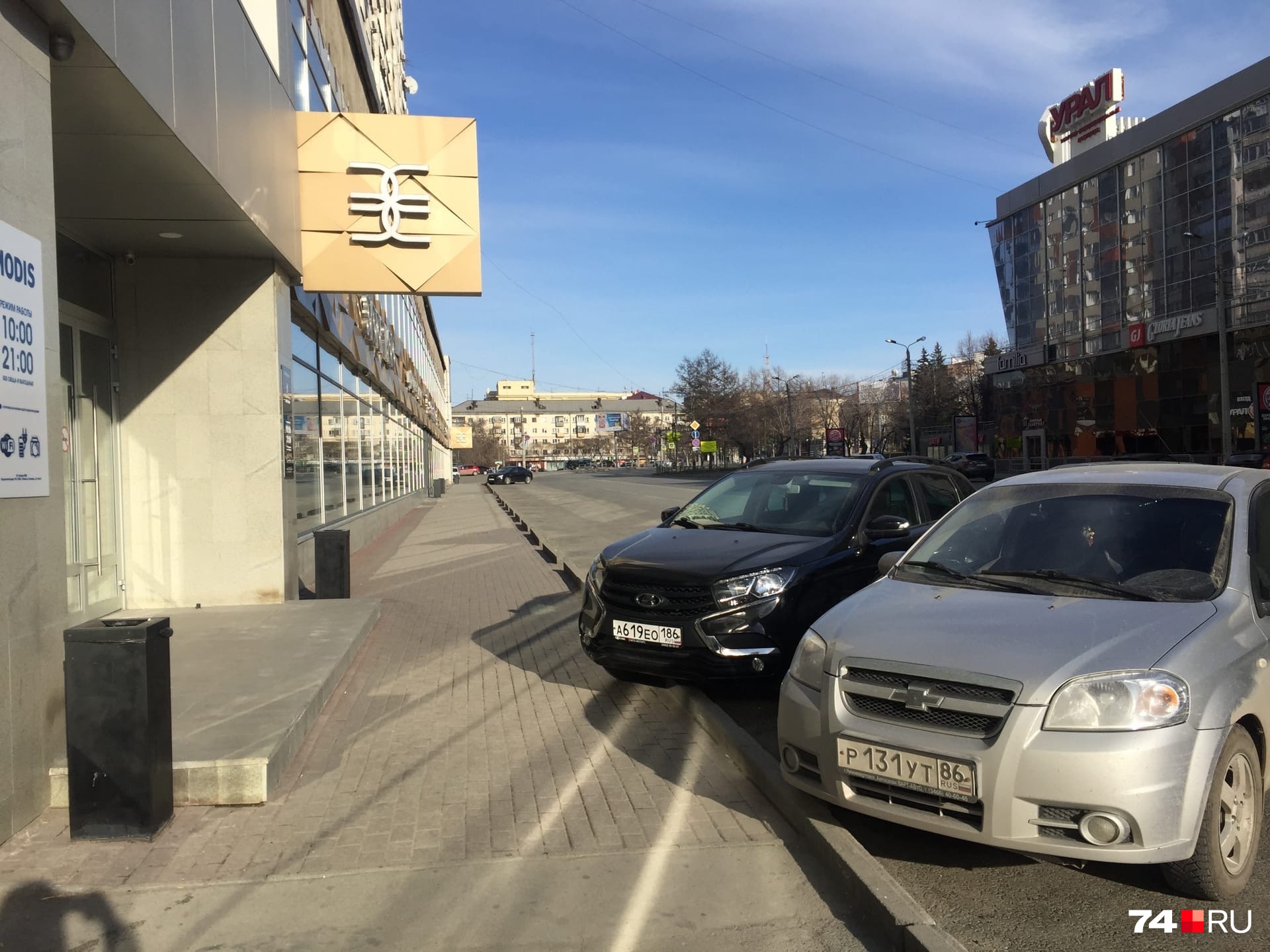 Парковка у «Золотого яблока» свободна, потому как магазин закрыт Парковка у «Золотого яблока» свободна, потому как магазин закрыт 